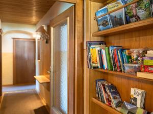 ein Bücherregal gefüllt mit Büchern in einem Raum in der Unterkunft Fankhauser I in Zell am Ziller