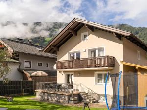 a house with a balcony and a basketball hoop at Arenablick in Zell am Ziller