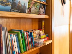 półka pełna książek w obiekcie Fankhauser w mieście Zell am Ziller