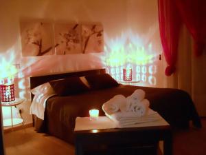 1 dormitorio con 1 cama con una vela sobre una mesa en B&B Lucana 22, en Matera