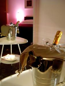 - Baño con lavabo y botella de champán en B&B Lucana 22, en Matera