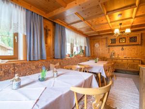 Reštaurácia alebo iné gastronomické zariadenie v ubytovaní Wohlfarter