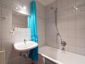 uma casa de banho com um lavatório e um chuveiro em Hechenberger em Wenns