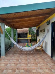 una hamaca en el patio de una casa en Cabaña Refugio De Caminantes in 