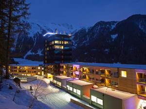 um grande edifício na neve à noite em Chalet Klassik em Kals am Grossglockner