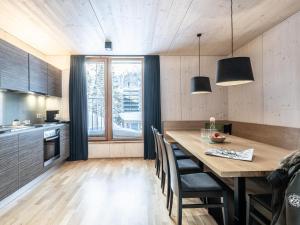 uma cozinha e sala de jantar com uma mesa de madeira e cadeiras em Chalet Klassik em Kals am Grossglockner