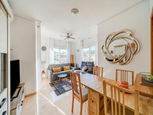 uma sala de jantar e sala de estar com mesa e cadeiras em Beautiful castle in Freux with sauna em Torrevieja