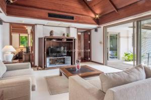 カタビーチにあるVilla Mauao - Luxury Villa in Katamanda, Kataのソファとテレビのあるリビングルーム +36枚の写真