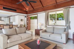 Sala de estar con 2 sofás y mesa en Villa Mauao - Luxury Villa in Katamanda, Kata, en Kata Beach