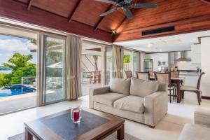 カタビーチにあるVilla Mauao - Luxury Villa in Katamanda, Kataのソファとテーブルのあるリビングルーム