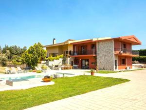 une maison avec une piscine devant dans l'établissement Holiday Home near Beach in Afandou, à Koskinou