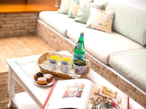 une table basse avec une bouteille de boisson et un livre dans l'établissement Holiday Home near Beach in Afandou, à Koskinou