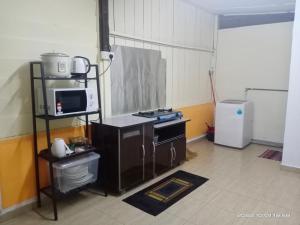 Η κουζίνα ή μικρή κουζίνα στο Mak Abah Homestay B Parit Raja Batu Pahat