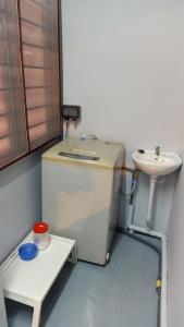 uma pequena casa de banho com lavatório e WC em Snoopy homestay Two Bedroom em Batu Pahat