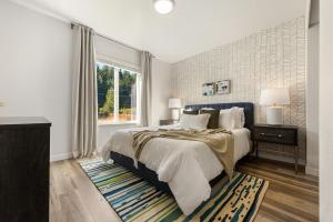 Un dormitorio blanco con una cama grande y una ventana en Adventure in Cle Elum, en Cle Elum