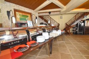 Restoran või mõni muu söögikoht majutusasutuses Ambassador In Paradise