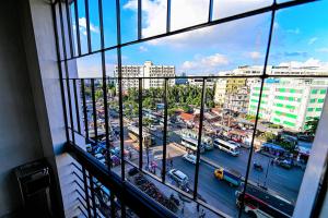 Blick auf eine Stadtstraße aus dem Fenster in der Unterkunft The Shahin Residence in Dhaka