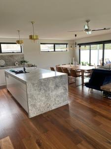 Foto sihtkohas Smiths Beach asuva majutusasutuse LETKA - Luxury Surf Coast and Grand Prix Villa galeriist