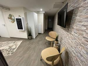 TV a/nebo společenská místnost v ubytování Studio situé aux abords de la forêt avec parking