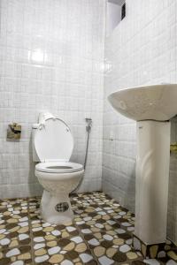 een badkamer met een toilet en een wastafel bij VietnamTravel in Thái Nguyên