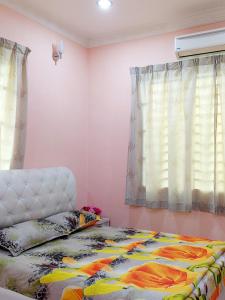 巴東勿剎的住宿－Rose Homestay Padang Besar，一间卧室设有一张床和一个窗口