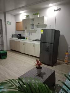 uma cozinha com um frigorífico e uma mesa em Apartamento cómodo y confortable em San Andrés