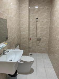 a bathroom with a toilet and a sink and a shower at Nhà Nghỉ 68 Rạch Giá in Rach Gia