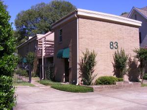 un edificio de ladrillo con el número en él en Centrally Located 3BR Overton Square Fast WiFi Free Parking Yes Pets en Memphis