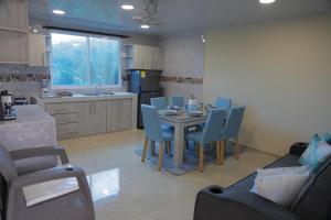 eine Küche und ein Esszimmer mit einem Tisch und Stühlen in der Unterkunft Posada Mango House in San Andrés