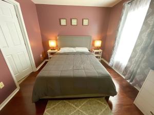 una camera con un letto e due lampade su due tavoli di Cozy Oasis near Disney! 4 bedroom 3 bath Townhouse! a Kissimmee