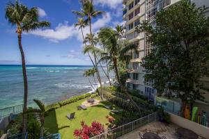 ホノルルにあるDiamond Head Beach Hotelの建物のバルコニーから海の景色を望めます。