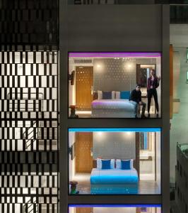 バンコクにあるS ボックス スクンビット ホテル - SHA Extra Plusのベッド2台付きの部屋の写真3枚