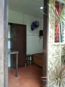 een kamer met een bed, een bureau en een raam bij PEDRO'S RESORT in Panglao