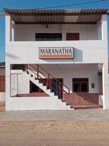 El Ñuro的住宿－MARANATHA，白色的建筑,上面有读玛格丽塔的标志