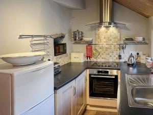 cocina con fregadero y encimera en Smithy Cottage en Keldhead