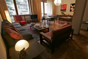 sala de estar con sofás y comedor en Milano Brera Relais, en Milán