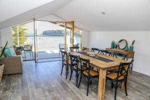 - une salle à manger avec une table et des chaises dans l'établissement 12 Rocks Beach View Loft Central Port Campbell, à Port Campbell