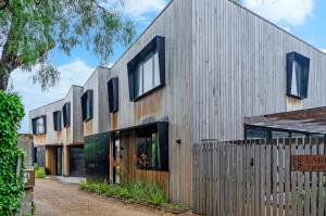 uma vista exterior de uma casa com uma cerca de madeira em Vesper em Port Fairy