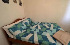 Una cama con edredón en una habitación en The Pearl byTERBAIKhome, en Puerto Princesa City