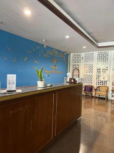 チェンマイにあるChiangmai residenceの青い壁のサロン