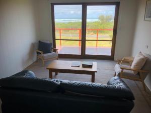 Peterborough Beach House的休息区