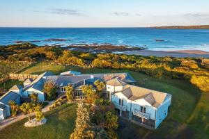 una vista aérea de una casa con el océano en el fondo en 3-bedroom home 4km to Grand Prix track, en Smiths Beach