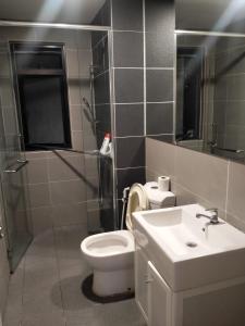 een badkamer met een toilet en een wastafel bij Hyve Soho Suite - Netflix in Cyberjaya