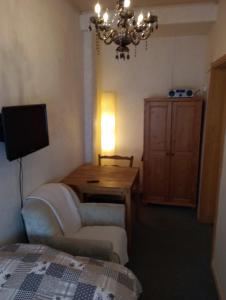 a room with a bed and a desk and a television at Damm 10 Appartement in Peine