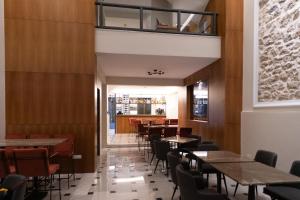 A restaurant or other place to eat at Patras Casale