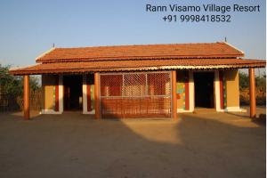 un piccolo edificio con un cancello di fronte di Rann Visamo Resort a Bherandiāla