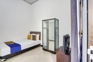 Postel nebo postele na pokoji v ubytování SPOT ON 91745 Rumah Kost Gresik Syariah