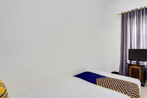 Postel nebo postele na pokoji v ubytování SPOT ON 91745 Rumah Kost Gresik Syariah