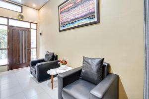 Posezení v ubytování SPOT ON 91745 Rumah Kost Gresik Syariah