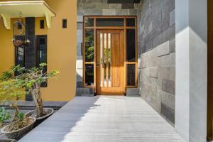 Exteriér nebo vchod ubytování SPOT ON 91745 Rumah Kost Gresik Syariah